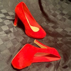 Red platform pumps